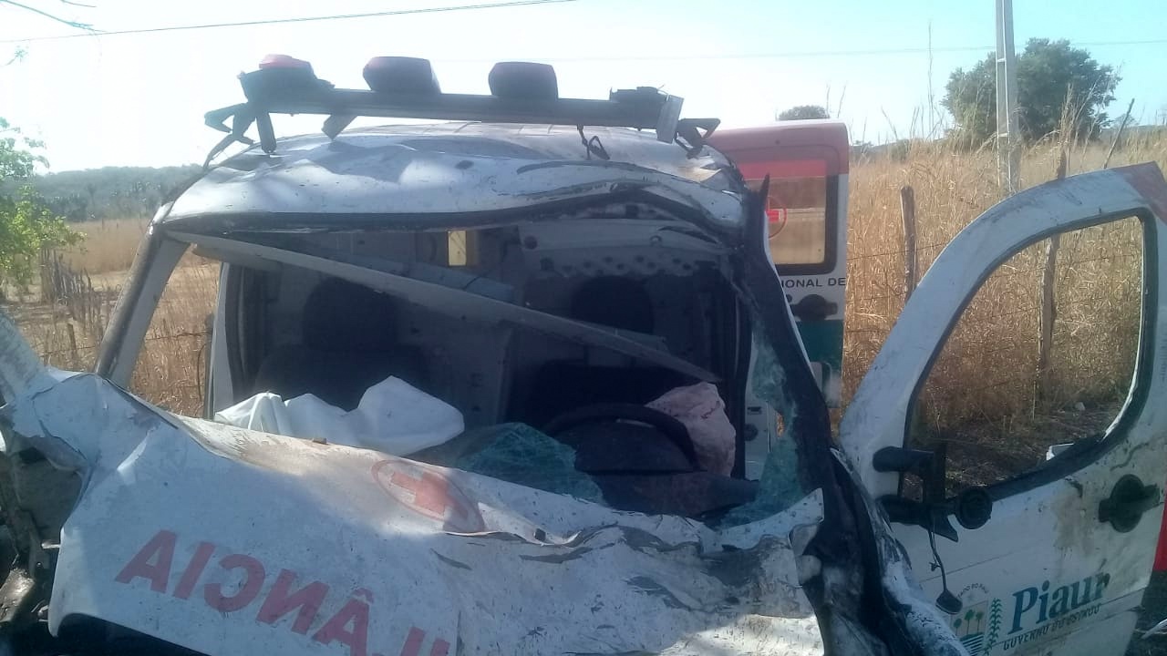Ambulância de Oeiras fica bastante destruída após acidente